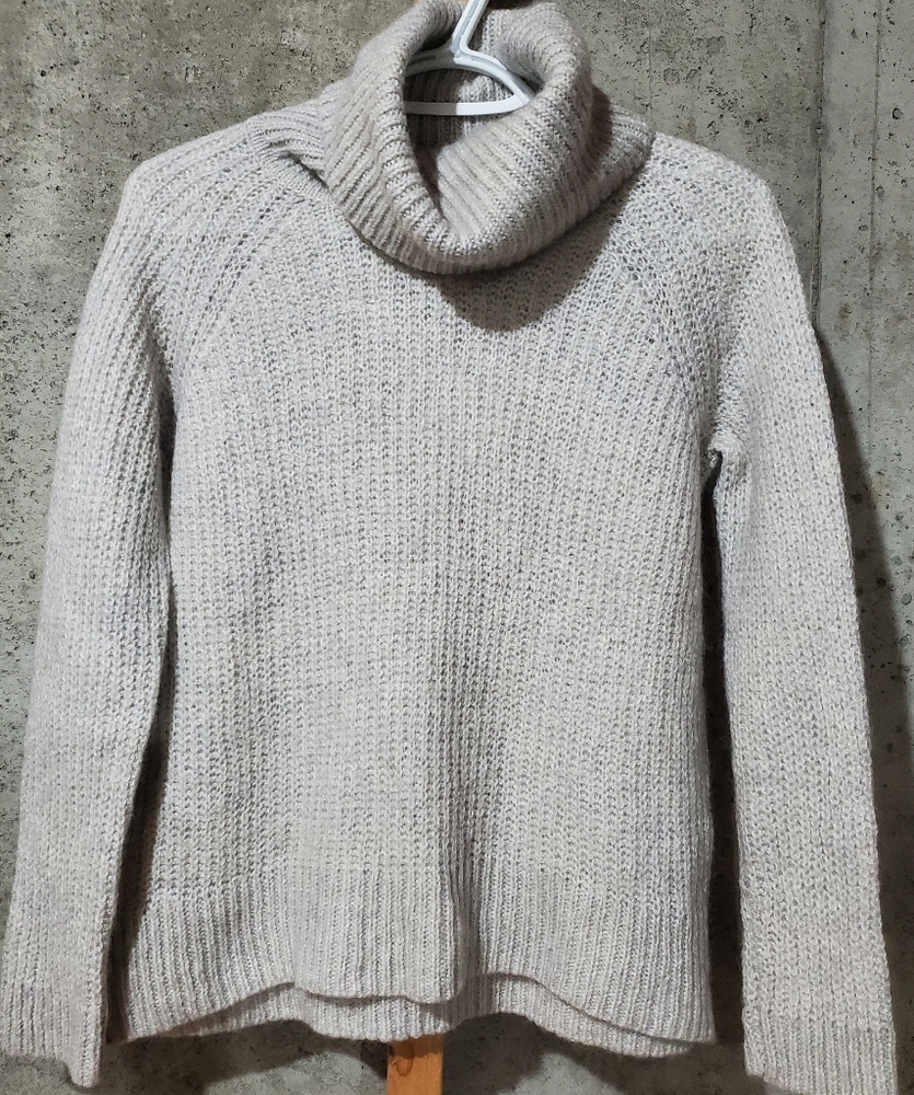 TALULA Sweater with Turtleneck Size M
